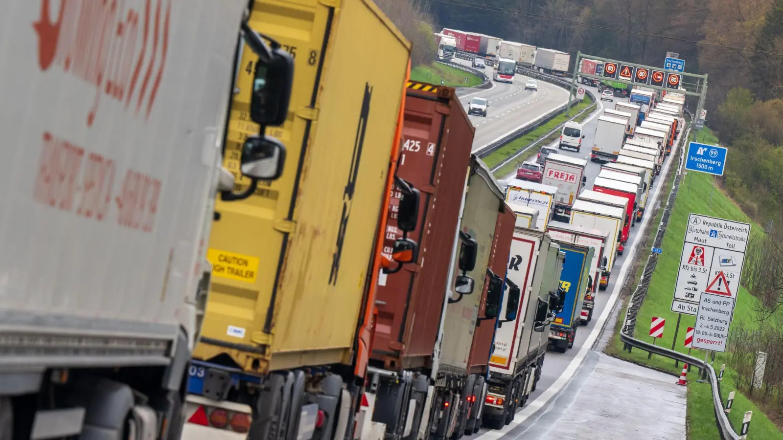 Wegen der Blockabfertigung in Österreich staute sich der Lkw-Verkehr bis zum Dreieck Inntal. (Foto: Peter Kneffel/dpa)