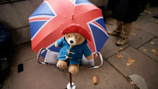 Fans des berühmten Paddington-Bären sollen im Laufe des Jahres in der britischen Hauptstadt in dessen fiktive Welt eintauchen können. (Foto: Andreea Alexandru/AP/dpa/Archivbild)