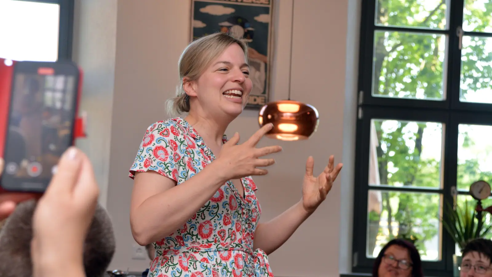 Ermutigte in der Neustädter Brasserie Rizzi alle Frauen, in die Kommunalpolitik einzusteigen: die Fraktionsvorsitzende der Grünen im bayerischen Landtag, Katharina Schulze. (Foto: Johannes Zimmermann)