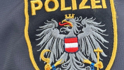 Das Emblem der österreichischen Polizei auf einer Uniform. (Foto: Matthias Röder/dpa)