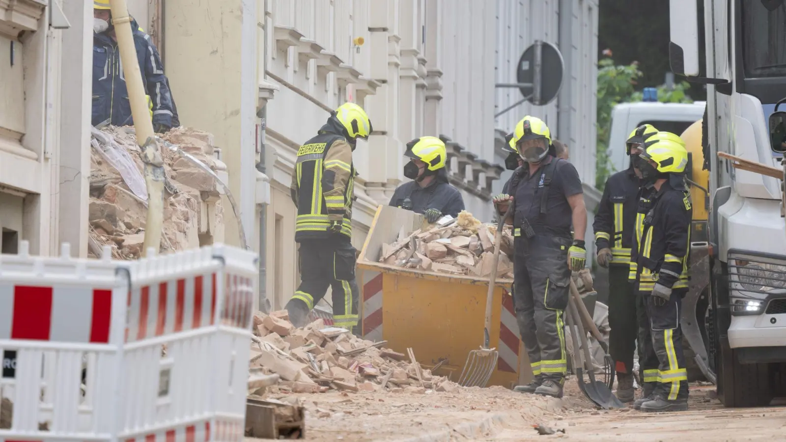 Zwei Leichen wurden nach dem Hauseinsturz in Görlitz geborgen - ein Mann wird noch vermisst (Foto: Sebastian Kahnert/dpa)
