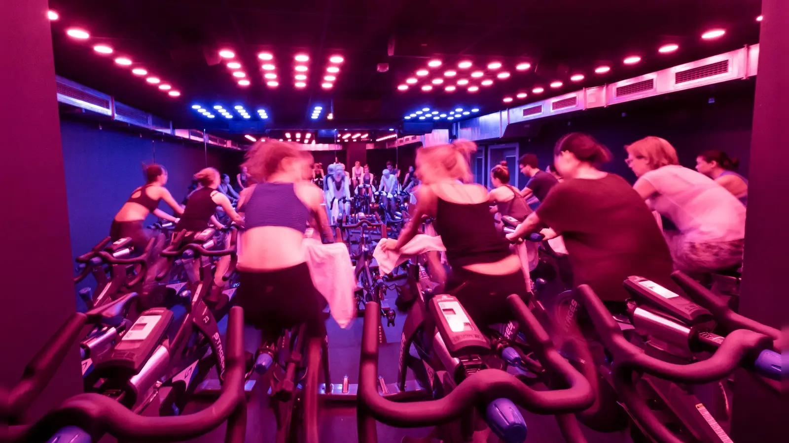 Power People: Extravertierte Menschen mögen es intensiv - und das geht auch in der Gruppe. (Foto: Alexander Heinl/dpa-tmn)