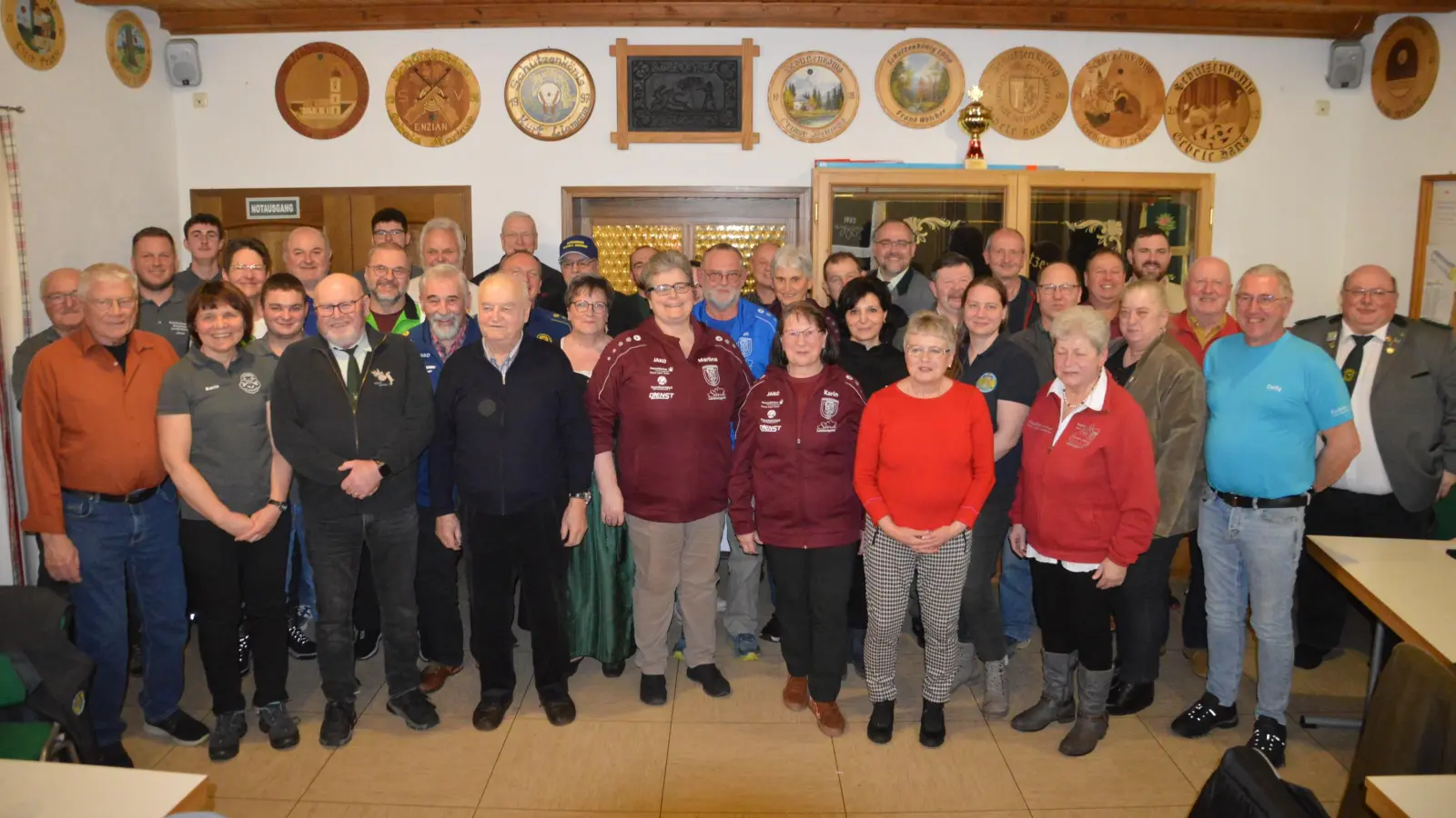 Beim Ehrungsabend des Schützengaues Hesselberg in Villersbronn präsentieren sich die erfolgreichen Schützen in der Gaumeisterschaft und im Rundenwettkampf. (Foto: Peter Tippl)