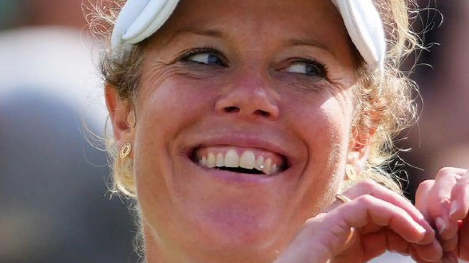 Ein Herz für die Zuschauer: Laura Siegemund feiert ihr Wimbledon-Märchen (Foto: Kirsty Wigglesworth/AP/dpa)
