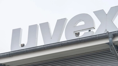 Ein Logo mit der Aufschrift „uvex” ist auf dem Dach des Werks des Sportartikelherstellers angebracht. (Foto: picture alliance / dpa/Archiv)
