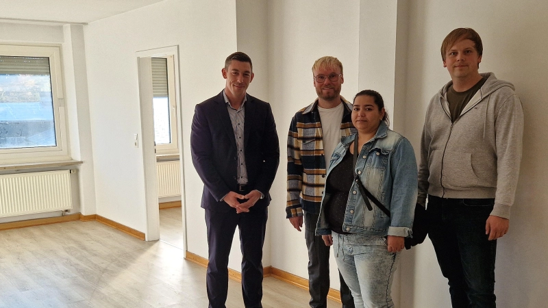 Lyudmila P. ist glücklich, dass ihre Familie eine neue Wohnung gefunden hat. Mit ihr freuen sich Florian Wittmann (Von Poll Immobilien), Markus Schlötterer (Stadt Ansbach) und Kai Kreysa (KJS Immobilien). (Foto: Andrea Walke)