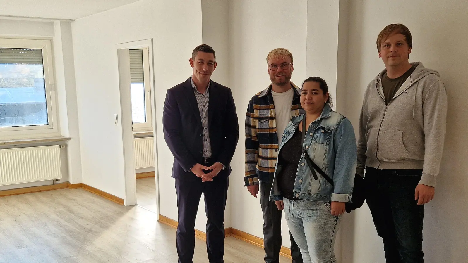 Lyudmila P. ist glücklich, dass ihre Familie eine neue Wohnung gefunden hat. Mit ihr freuen sich Florian Wittmann (Von Poll Immobilien), Markus Schlötterer (Stadt Ansbach) und Kai Kreysa (KJS Immobilien). (Foto: Andrea Walke)