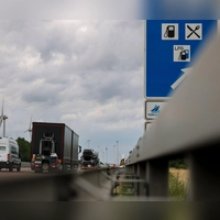 Fürs Tanken von der Autobahn abzufahren, lohnt sich. (Foto: Jan Woitas/dpa)