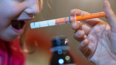 Vor wenigen Jahren waren Fiebersäfte für Kinder knapp, nun hat sich die Lage gebessert (Archivbild) (Foto: Hendrik Schmidt/dpa)