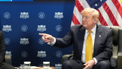 „Haben Sie eine Frage für Präsident Putin?“ An einer Stelle des Auftritts zeigte Trump bei dieser Frage auf Selenskyj. (Foto: Alex Brandon/AP/dpa)