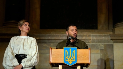 Der ukrainische Präsident Wolodymyr Selenskyj und seine Frau Olena sind dankbar für die Hilfe der USA. (Foto: Stephanie Scarbrough/AP)