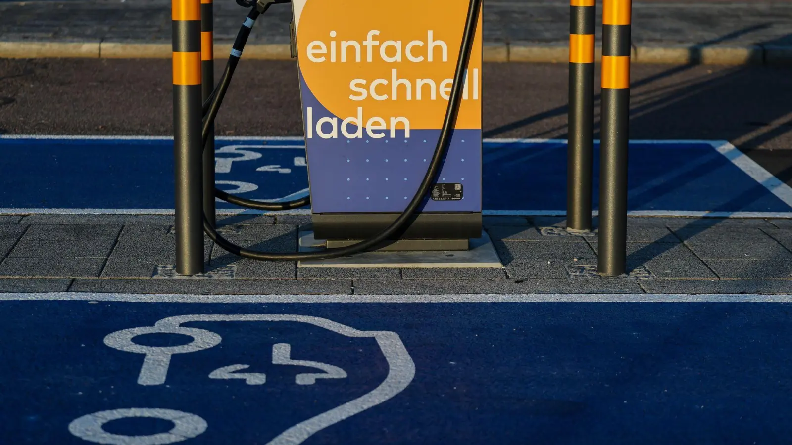 Eine Ladesäule am Flughafen Leipzig/Halle. Für Großstädter ohne eigenen Stellplatz ist das Laden eines E-Autos umständlicher und teurer als für Eigenheimbesitzer. (Symbolbild) (Foto: Jan Woitas/dpa)
