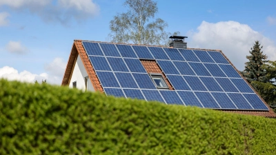 Auf Einfamilienhäusern sind Solaranlagen weit verbreitet. Die Vorstellung von Photovoltaik-Modulen auch auf Kirchendächern fällt hingegen vielen Menschen bislang schwer. (Foto: Jan Woitas/dpa-Zentralbild/dpa)