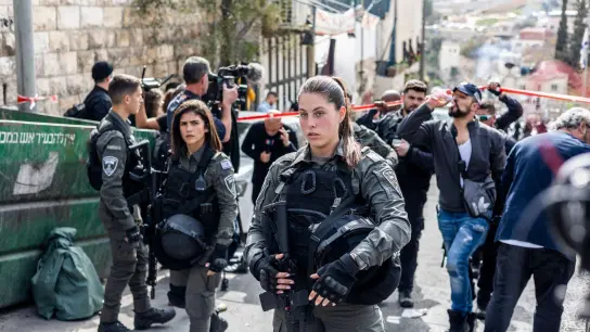 Israelische Polizei sichert den Ort eines erneuten Angriffs, einen Tag nach dem tödlichen Terroranschlag nahe einer Synagoge in Jerusalem. (Foto: Ilia Yefimovich/dpa)