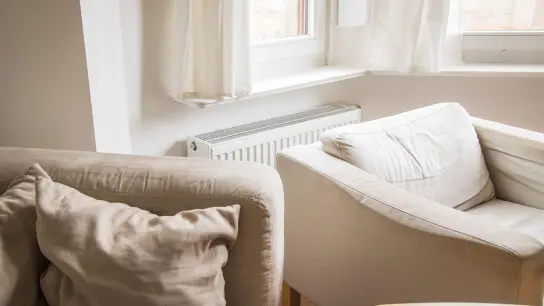 Ein Sofa sollte rund 30 Zentimeter von den Heizkörper entfernt stehen, damit deren Wärme sich gut verteilen kann. (Foto: Christin Klose/dpa Themendienst/dpa-tmn)