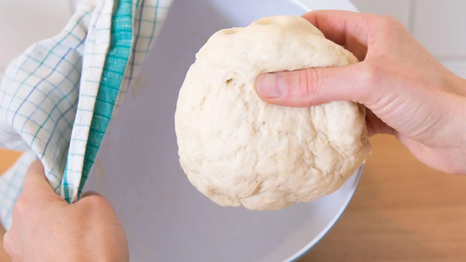 Will man Hefeteig einfrieren, sollte er noch nicht gegangen sein, sonst kann das Backergebnis eher zu fest ausfallen. (Foto: Florian Schuh/dpa-tmn)