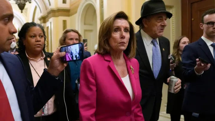Die Abgeordnete Nancy Pelosi und ihr Ehemann Paul Pelosi auf dem Capitol Hill. (Foto: Susan Walsh/AP/dpa)