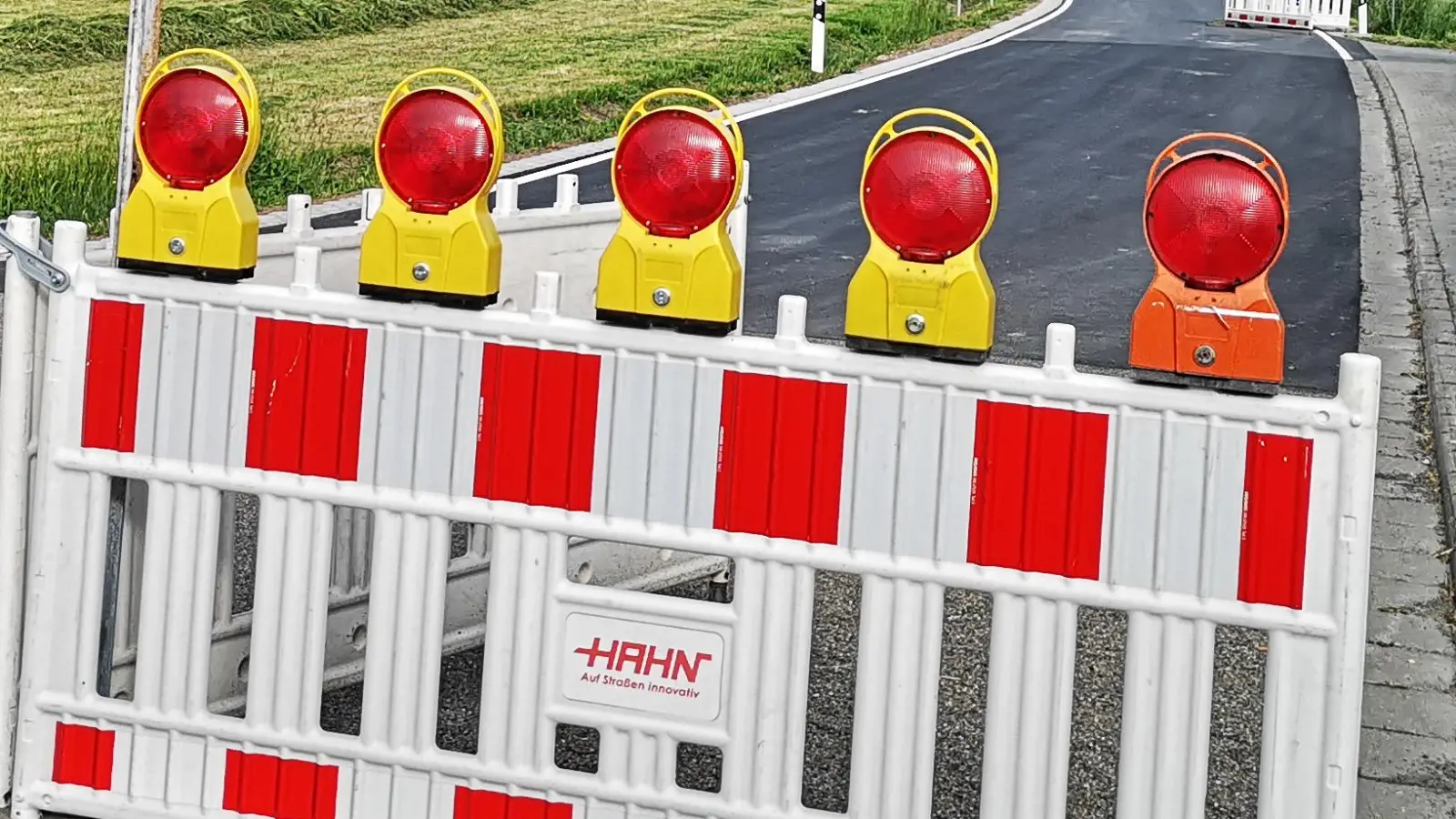 Die Sperrung wie hier in Bellershausen wird am Freitag offiziell aufgehoben.  (Symbolbild: Jonas Volland)