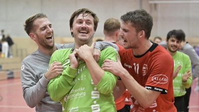 Nach dem Spiel wurde Torhüter Andreas Amann (Mitte) von Gabriel Gluhak (links) und Anton Ehrlinger gefeiert. (Foto: Martin Rügner)