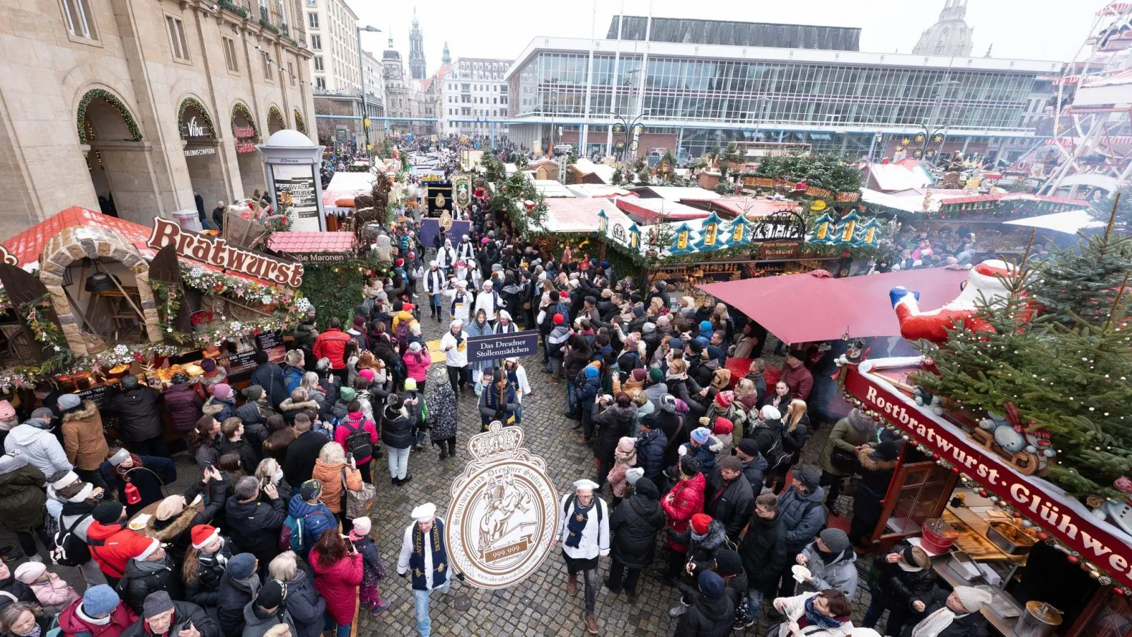 Teilnehmer des Festumzugs zum Dresdner Stollenfest gehen über den Striezelmarkt. (Foto: Sebastian Kahnert/dpa)
