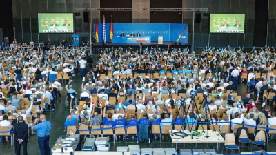 Die Bayern-AfD trifft sich zu einem Parteitag in Passau. (Foto: Armin Weigel/dpa)
