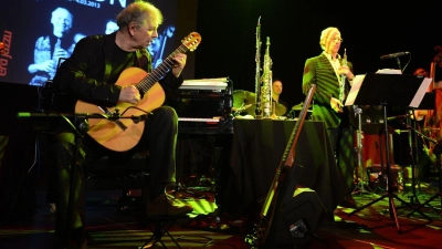 Der US-Jazzgitarrist Ralph Towner (links) ist im Alter von 85 Jahren in Rom gestorben. (Archivbild) (Foto: picture alliance / dpa)
