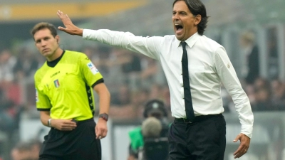 Simone Inzaghi, Cheftrainer Inter Mailands, gibt seinen Spielern Anweisungen. (Foto: Luca Bruno/AP/dpa/Archivbild)