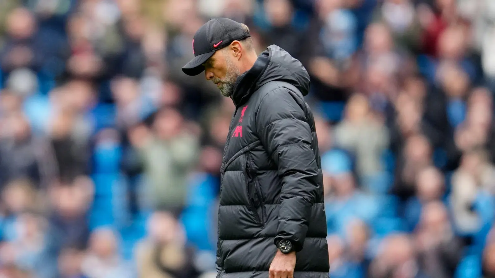FC Liverpool-Coach Jürgen Klopp verlässt mit gesenktem Kopf das Spielfeld. (Foto: Jon Super/AP/dpa)
