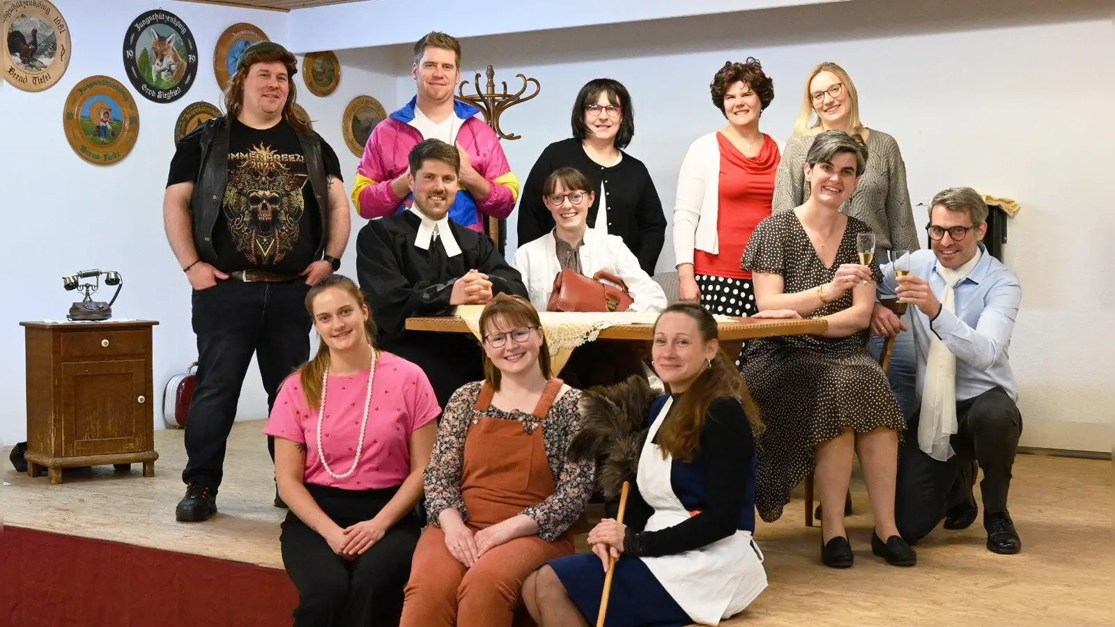 Diese Truppe erweckt mit viel Witz und eigenen Interpretationen das „Biberter Theater” wieder zum Leben. Gespielt wird auf der Bühne im Schützenhaus. (Foto: Luca Paul)