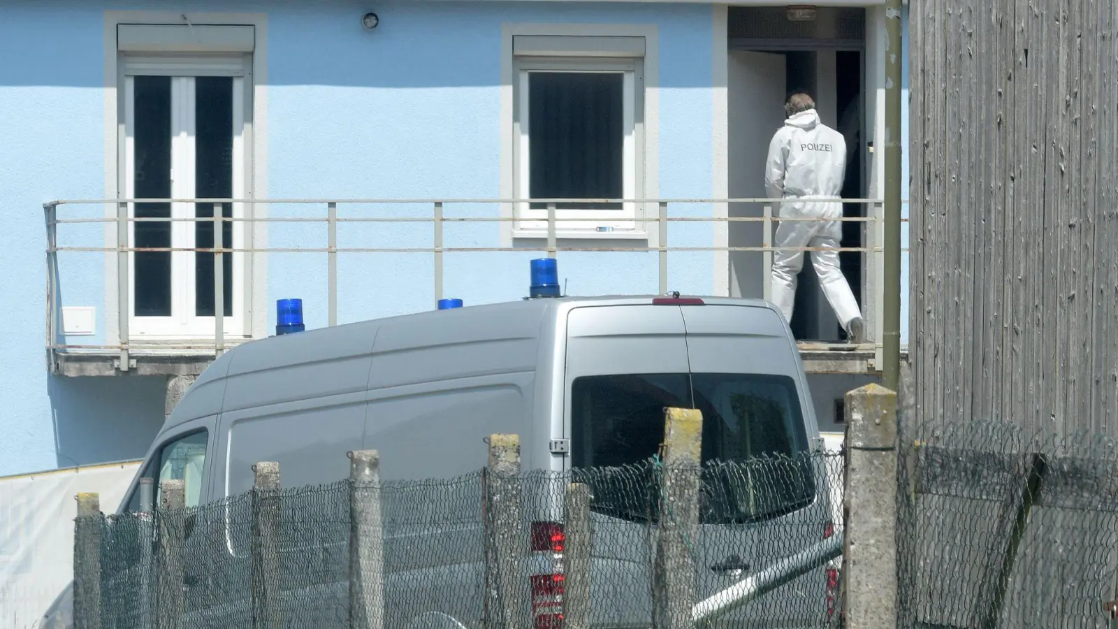Leichenteile im Garten des Hauses brachten die Ermittlungen ins Rollen - nun tauchte dort auch der Schädel auf. (Archivbild) (Foto: Stefan Puchner/dpa)