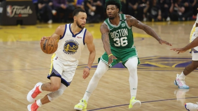 Stephen Curry (l), Guard der Golden State Warriors, zieht zum Korb gegen Marcus Smart, Guard der Boston Celtics. (Foto: Jed Jacobsohn/AP/dpa)