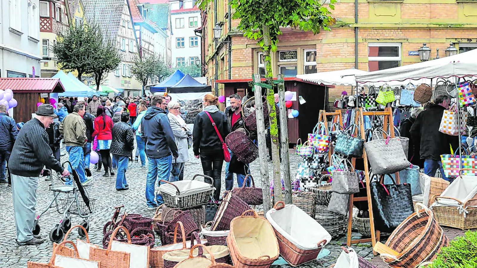 Korb- und Flechtwaren auf dem Handwerkermarkt in Uffenheim. (Foto: Archiv)
