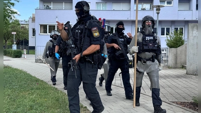 Die Polizei war mit vielen Kräften vor Ort.  (Foto: -/RGB Medienwerkstatt/dpa)