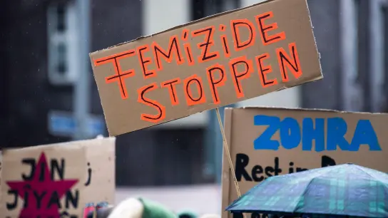 Eine Demonstration gegen Gewalt an Frauen in Berlin. (Foto: Christophe Gateau/dpa)