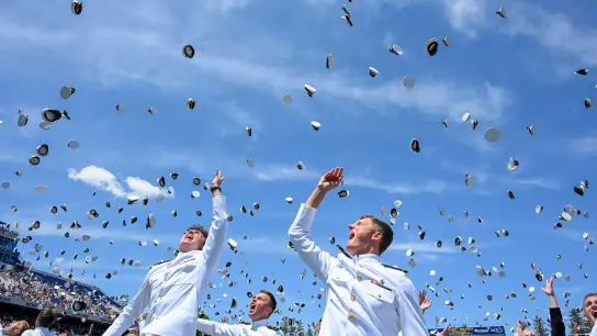 Absolventen der U.S. Naval Academy werfen ihre Hüte am Ende der Abschlusszeremonie der Akademie in die Luft. (Foto: Jerry Jackson/The Baltimore Sun/AP)