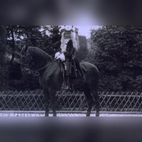 Vor 100 Jahren ist nicht nur beim Festspiel, sondern auch beim Kirchweihfestzug Ansbachs Rokoko-Vergangenheit das große Thema. Wer mag dieser Reiter im Kostüm sein? Das Foto entstand wohl im Juli 1926 während der Vorbereitungen auf das Historienspektakel. (Repro: Sammlung Martin Schuster)