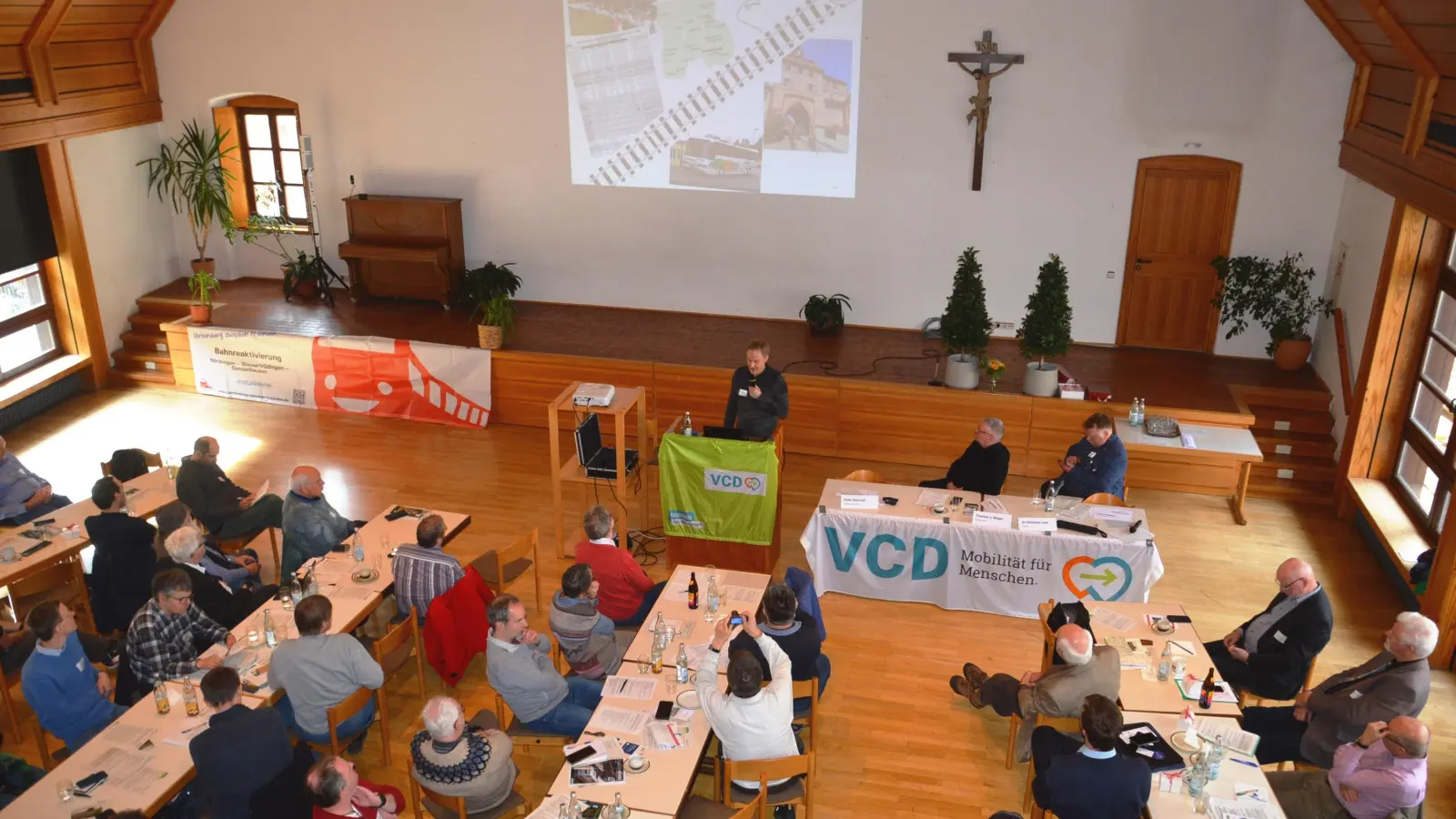 Im Pfarrsaal St. Salvator in Nördlingen fand das zehnte Treffen der Bahn- reaktivierungs-Initiativen statt. (Foto: Peter Tippl)