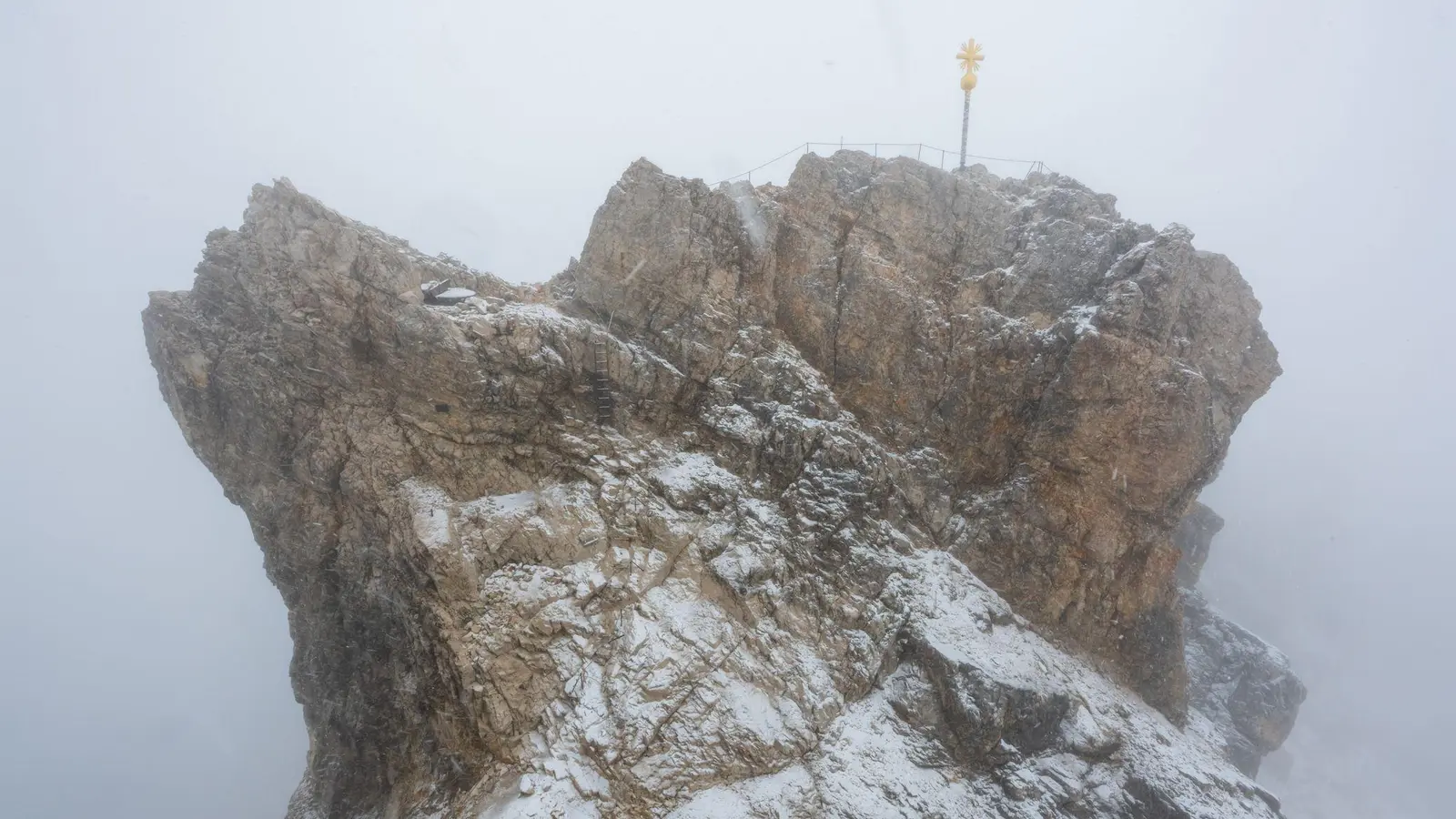 Nebelwolken und Schneetreiben im Juli 2023 auf der Zugspitze (2962 Meter). (Foto: Peter Kneffel/dpa)