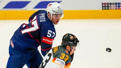 JJ Peterka will gegen Lettland endlich für das DEB-Team treffen. (Foto: Darko Vojinovic/AP/dpa)