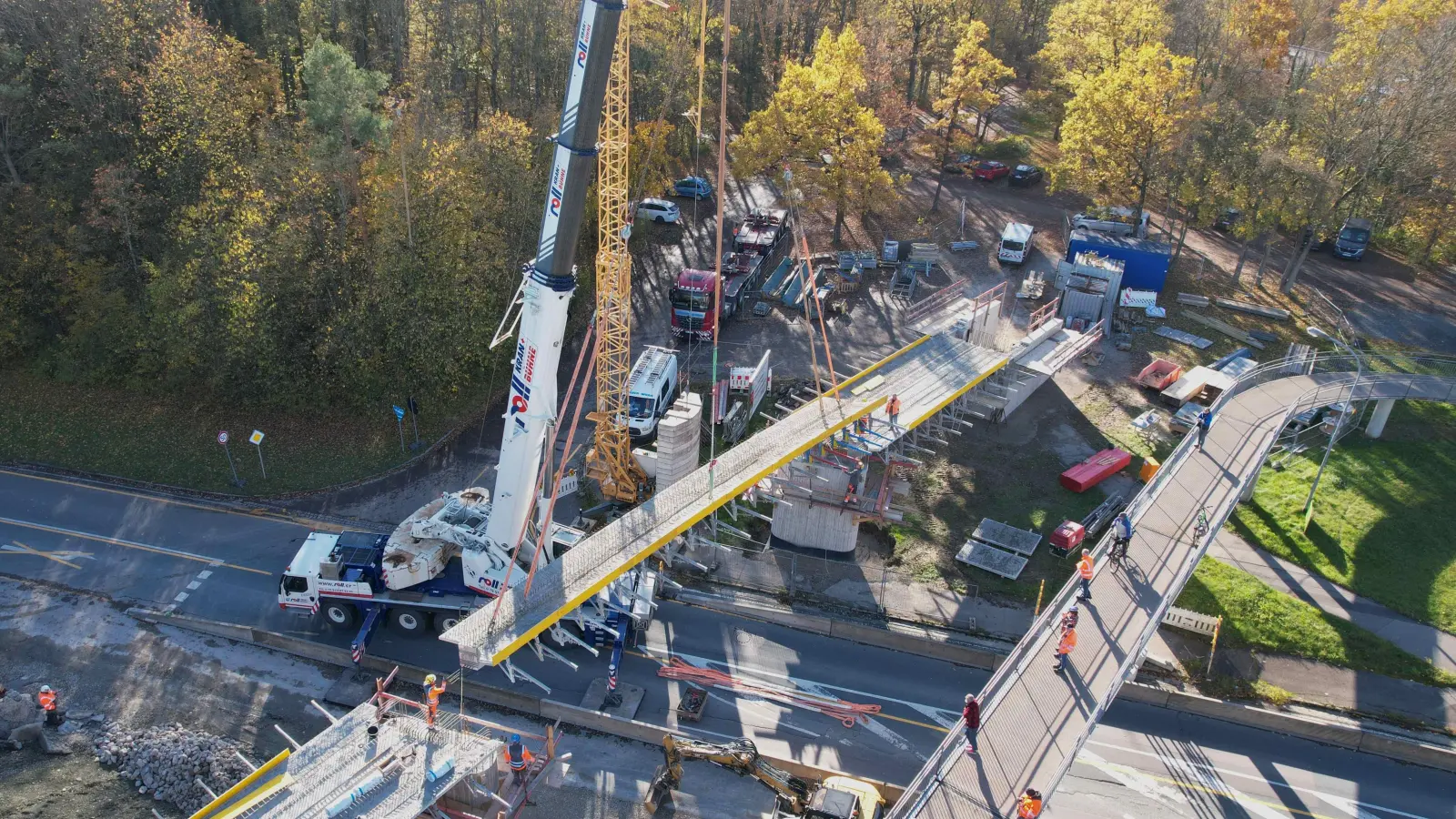 Millimetergenau schwebt das Brückenteil an seinen Bestimmungsort. (Foto: Konstantin Kraheberger)