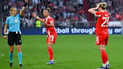 Platzverweis in der Schlussphase: Franziska Kett (r) kann es nicht fassen. (Foto: Sven Hoppe/dpa)