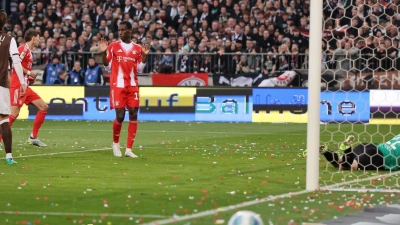 Das Rekordtor: Leon Goretzka (2.v.l.) schießt den 102. Bayern-Treffer in dieser Saison.  (Foto: Christian Charisius/dpa)