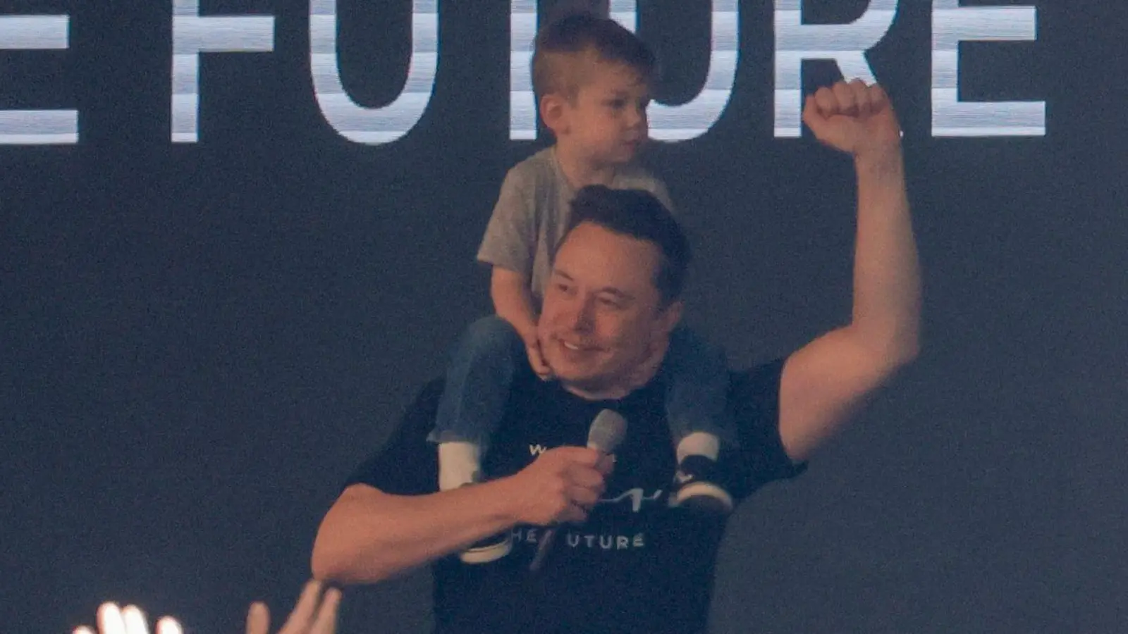 Tesla-Chef Elon Musk ist zu einem Besuch in die Gigafactory in Grünheide bei Berlin gekommen - und hat seinen Sohn mitgebracht. Dort spricht der 52-Jährige zu den Mitarbeitern und will sich ein Bild von der Lage nach dem Stromausfall infolge eines Brandanschlags machen. (Foto: Carsten Koall/dpa)