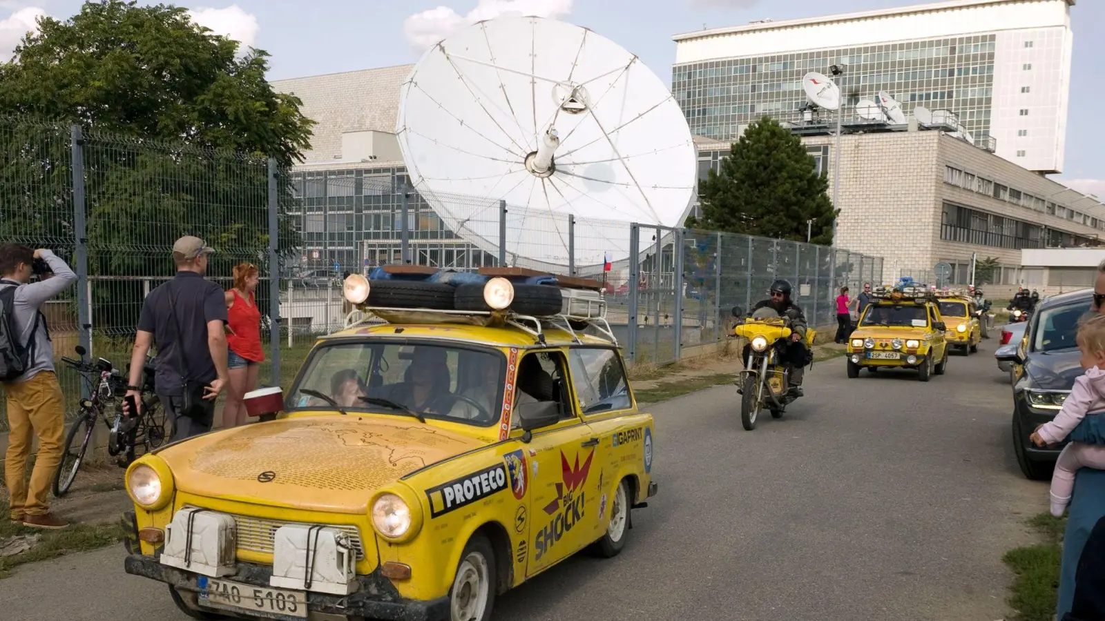 Der Filmemacher Dan Priban fährt mit seinem Trabi am Prager Sendezentrum des öffentlich-rechtlichen Tschechischen Fernsehens (CT) vorbei. (Archivbild) (Foto: Michael Heitmann/dpa)