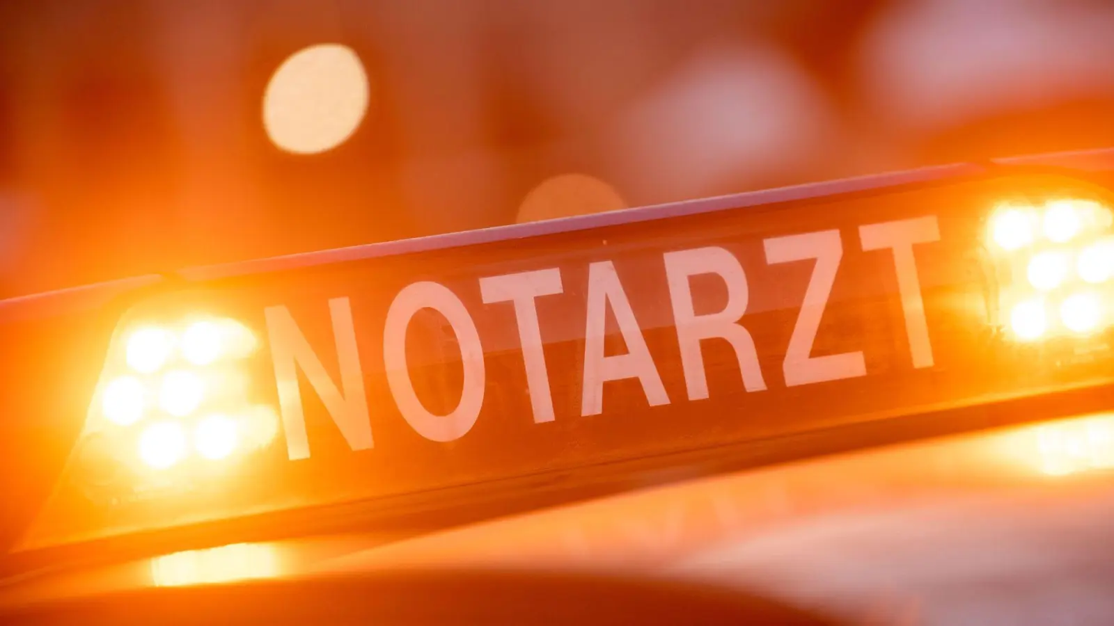 Nach einem Zusammenbruch im Rathaus ist der Bürgermeister von Grafing, Christian Bauer, gestorben. Die Ärzte konnten nichts mehr für ihn tun. (Symbolbild)  (Foto: Lino Mirgeler/dpa)