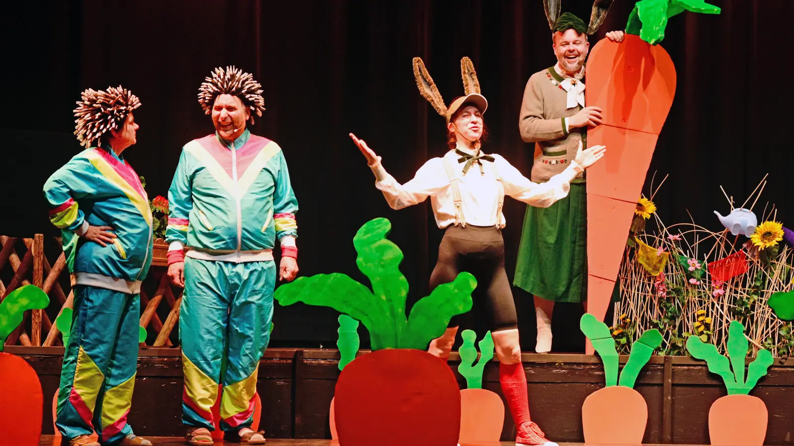 Gute Laune auf dem Rübenacker – das Finale aus „Der Hase und der Igel“ mit Katja Schumann, Thorsten Siebenhaar, Flora Pulina und Frerk Brockmeyer (von links). (Foto: Jim Albright)