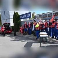 Mit Gewerkschaftssekretärin Eva Wohlfahrt (links) demonstrierten Staedtler-Beschäftigte in Sugenheim gestern für mehr statt weniger Lohn.  (Foto: Judith Marschall)