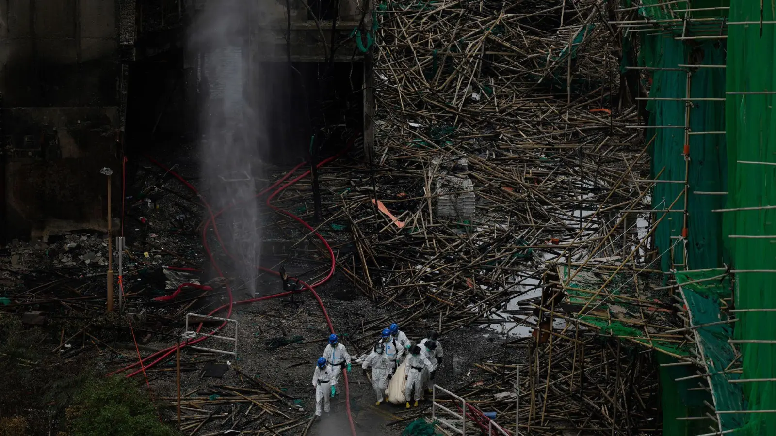 Die Sucharbeiten nach weiteren Leichen könnten noch Wochen andauern. (Foto: Ng Han Guan/AP/dpa)