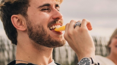 Wer Eiskaltes in kleinen Happen isst, hilft den Zähnen, besser mit den frostigen Temperaturen klarzukommen. (Foto: Zacharie Scheurer/dpa-tmn)