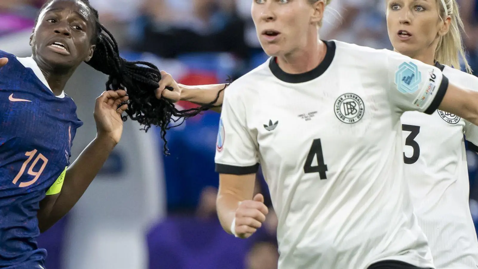 Kathrin Hendrich zieht an den Haaren von Griedge Mbock Bathy. Klare Sache: Rot. (Foto: Georgios Kefalas/KEYSTONE/dpa)